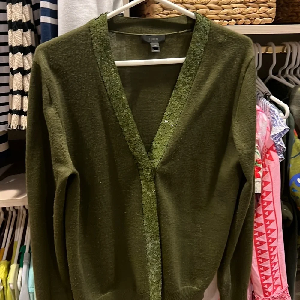 🪲 RARE J Crew Harlow shamrock sequin trim moss green cardigan M merino wool  ☘️ - Picture 3 of 9